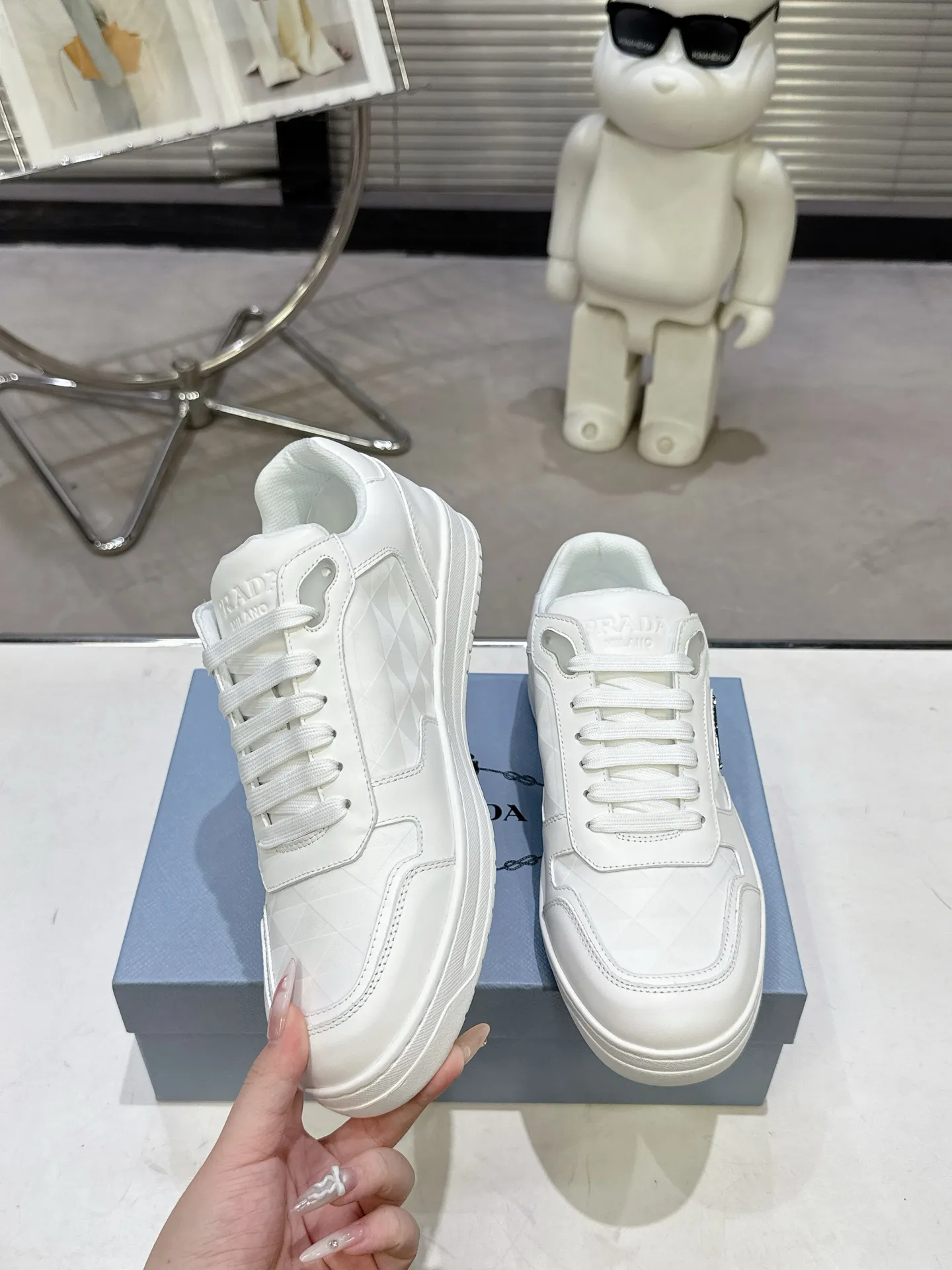 👟👟Ex-factory price 580👟👟 Couple style Prada Latest Downtown Bold series Triangle logo Casual sneakers White shoes Original purchase, development and production Downtown Bold sneakers are inspired by the basketball shoes of the 1980s, with a sporty design and exquisite details. Crafted from perforated leather, the statement platform sole provides a unique, modern style. The Prada logo is interpreted from different angles, decorated with the iconic enameled triangular metal logo, highlighting the unique classic style. Exquisite packaging at the delivery counter🛍📦 ▪️Fabric: Original custom imported first-layer cowhide ▪️Lining: Original imported soft sheepskin ▪️Outsole: Original open-molded rubber bottom material ▪️Size: Women's 35-40 Men's 39-45